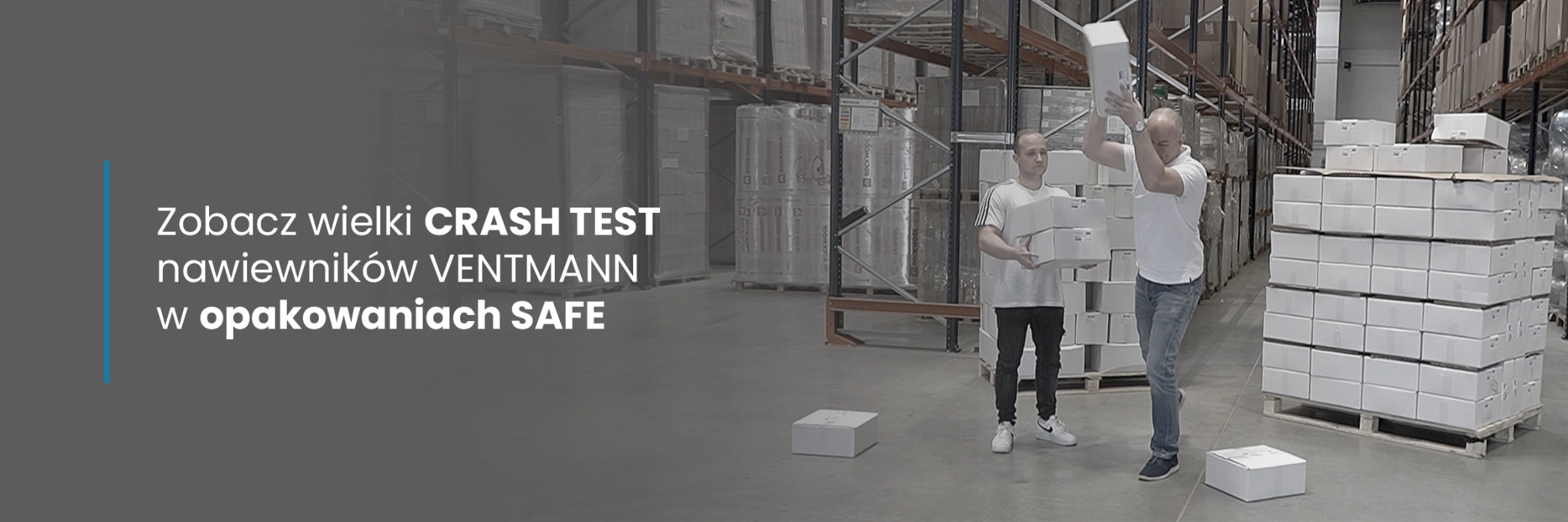 Ventmann. Crash Test. Mężczyźni rzucający opakowaniami z nawiewnikami o podłogę magazynu.