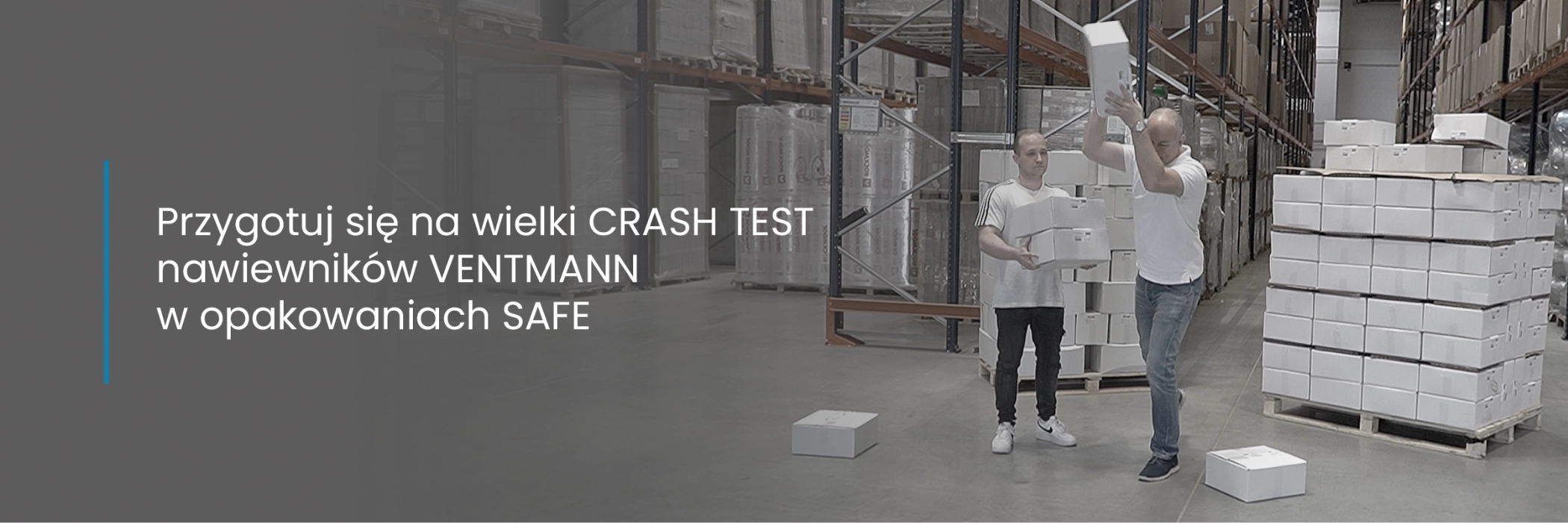 Ventmann. Crash Test. Mężczyźni rzucający opakowaniami z nawiewnikami o podłogę magazynu.